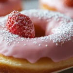 recette Donuts nappés à la fraise et éclats d’amande