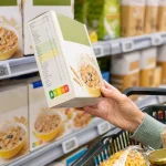 Boîte de céréales en rayon avec logo nutritionnel à comparer avant achat