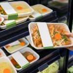 Plat cuisiné en rayon avec étiquette à vérifier avant achat