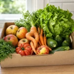 Cagette de fruits et légumes moches avec carottes tordues pommes marquées et salade sur un plan de travail