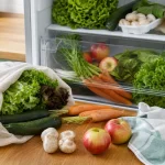 légumes frais rangés au frigo avec sac en tissu et torchon propre